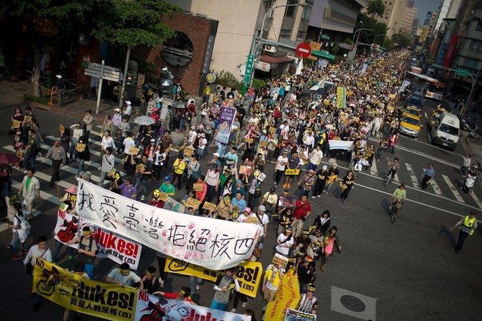 Zeci de mii de protestatari demonstrează pentru închiderea centralei nucleare în timpul unui miting anti-nuclear pe 9 martie 2013, în Taipei, Taiwan.