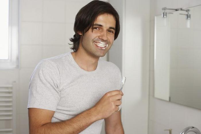 Controalele dentare periodice, periajul după fiecare masă cu o periuţă de dinţi moale şi o pastă de dinţi bună reprezintă cheia igienei orale