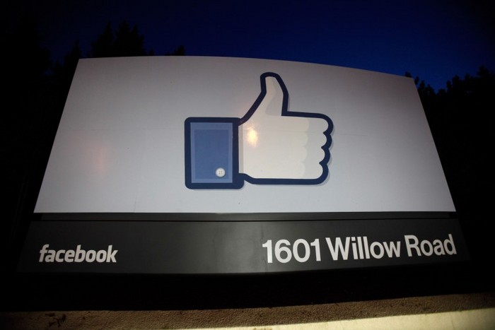 Un semn "Like" postat la intrarea în sediul Facebook din Menlo Park, California.