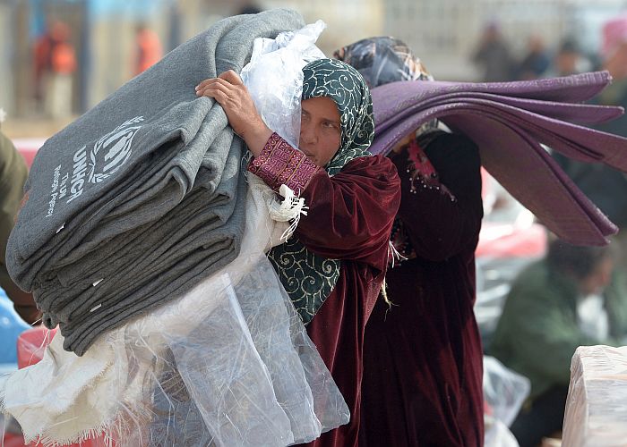 Refugiaţii din Siria colectează pături şi provizii de la UNHCR. (Jeff J Mitchell / Getty Images)