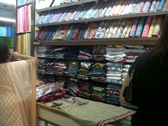 Un magazin de modă din Bombay, unde ţesăturile colorate sunt transformate în articole de îmbrăcăminte la comandă.