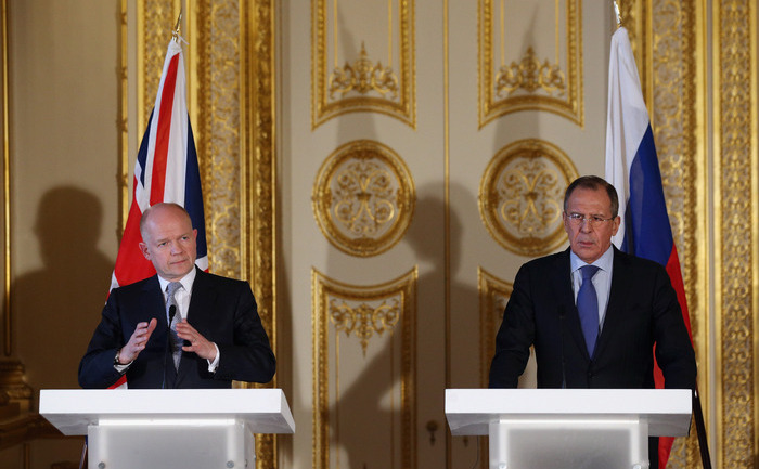 Ministrul rus de externe Serghei Lavrov şi omologul său britanic, William Hague. (Oli Scarff - WPA Pool / Getty Images)