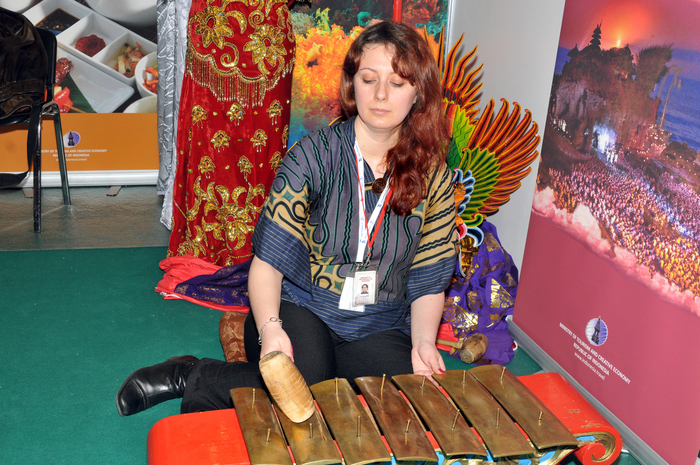 Deschiderea ” Târgului de Turism al României 2013”. În imagine, Andreea Rusu, cântând la un instrument popular indonezian (Epoch Times România)