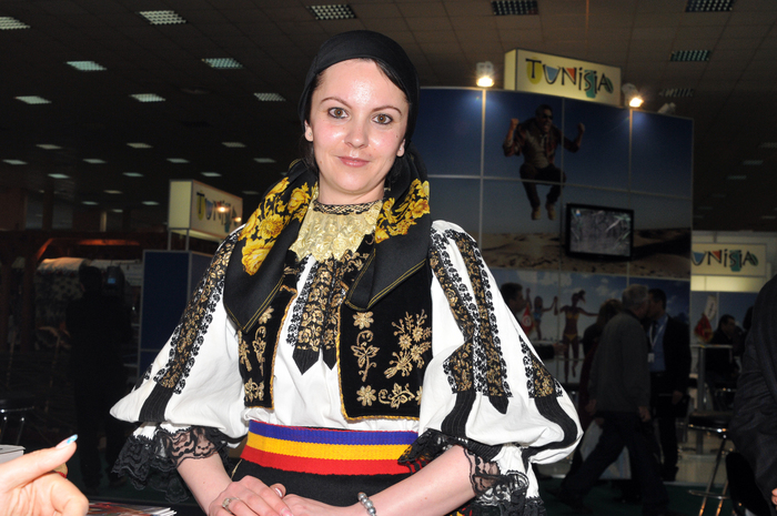Deschiderea ” Târgului de Turism al României 2013”. În imagine, fată în costum popular