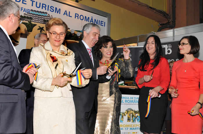 Deschiderea ” Târgului de Turism al României 2013”. În imagine, Maria Grapini, ministul Turismului şi preşedinţi ANAT, tăind panglica inaugurării Târgului