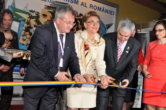 Deschiderea ” Târgului de Turism al României 2013”. În imagine, Maria  Grapini, ministul Turismului şi preşedinţi ANAT, tăind panglica inaugurării Târgului