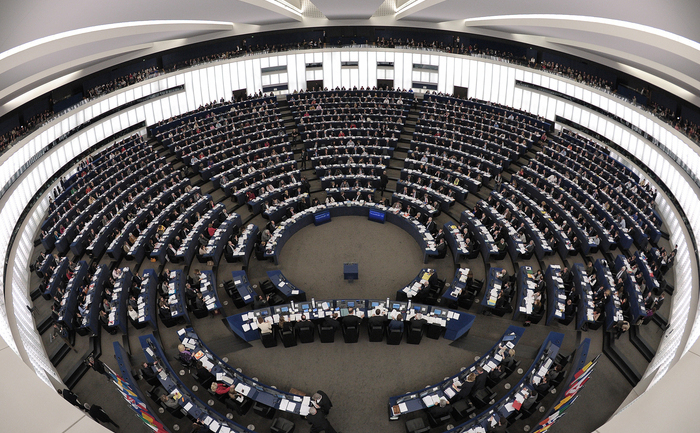 Membrii Parlamentului European în Strasbourg.