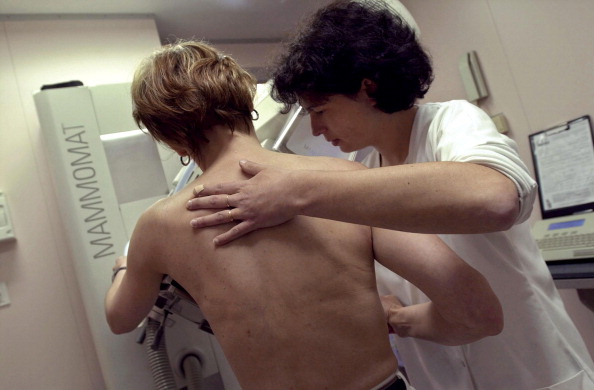 
O asistentă medicală efectuează o mamografie în această fotografie de arhivă.
