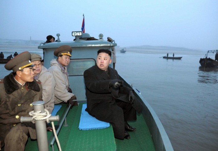 Liderul nord-coreean Kim Jong-un (în centru) călătoreşte pe un vas, într-o fotografie oficială de propagandă publicată la 7 martie. (KNS / AFP / Getty Images)