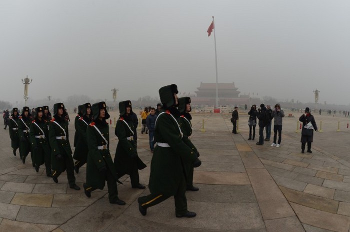 Membri ai poliţiei militare chineze mărşăluind în Piaţa Tiananmen din Beijing (Mark Ralston / AFP / Getty Images)