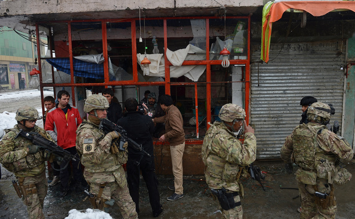 
Soldaţii americani sosesc la scena unui atentat sinucigaş împotriva unui autobuz ce transporta personal al armatei afgane în Kabul, 27 februarie 2013.

