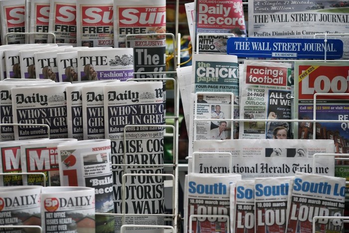 Ziare afişate pe un stand de ziare la 28 noiembrie 2012 în Londra, Anglia.