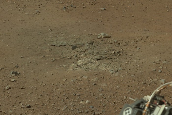 Urme pe suprafaţa marţiană luate de mobilul Curiosity, 18 august 2012 pe Marte (NASA via Getty Images)