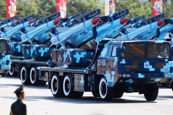 Rachetele militare chineze sunt afişate într-o paradă masivă la Beijing, pentru a sărbători aniversarea a 60 de ani de la fondarea Republicii Populare Chineze, la 1 octombrie 2009. Republica Populară Chineză a devenit recent al cincilea cel mai mare exportator de arme din lume, în mai mare parte prin vânzările sale în Pakistan.