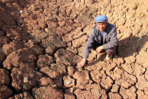 Desert în provincia Guizhou. Zonele din nord vest şi sudul Chinei se luptă cu probleme serioase datorate secetei care bântuie de mai mulţi ani (The Epoch Times Photo Archive.)