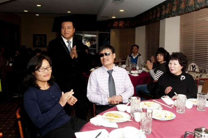 Chen Guangcheng (centru) la masă cu membrii comunitatii chineze locale, la un restaurant din Novato, California, pe 16 martie.