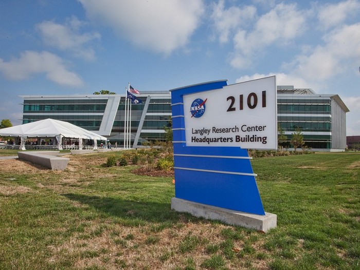 Clădirea 2101 va servi drept sediu al Staţiei de Cercetare Langley de la NASA. FBI-ul investigheaza un cetăţean chinez şi un fost angajat la Langley, care se pare că încerca să transmită secrete militare Chinei.