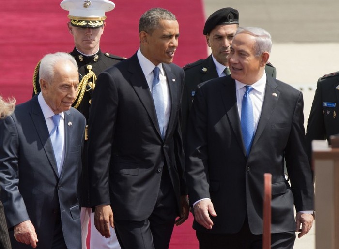 Preşedintele israelian Shimon Peres (S) şi prim-ministrul israelian Benjamin Netanyahu (D), urează bun venit Preşedintelui SUA, Barack Obama (C) la 20 martie 2013, pe Aeroportul Ben Gurion din apropierea Tel Aviv