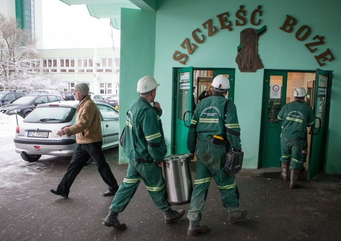 Echipa de salvare intră în mina de cupru Rudna în Polkowice, sudul Poloniei, pe 20 martie 2013. (MACIEJ KULCZYNSKI / AFP / Getty Images)