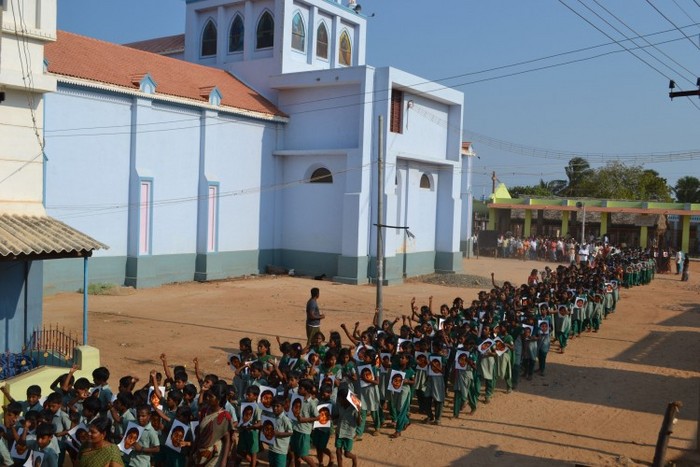 Elevi mărşăluiesc, în 21 martie 2013, în satul Kuthenkazhi împotriva abuzurilor drepturilor omului comise împotriva minorităţii Tamil în timpul războiului civil din Sri Lanka.
