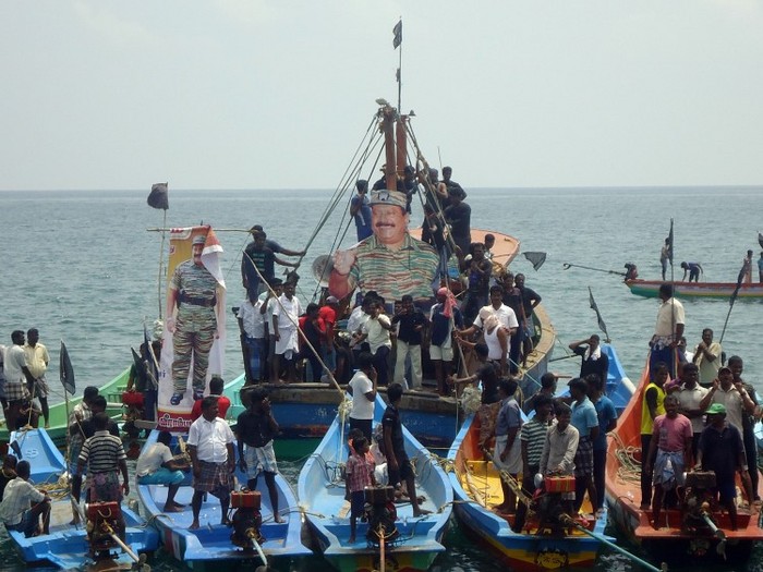 Pescari protestatari şi-au exprimat solidaritatea cu minoritatea sri lankană Tamil, strigând slogane împotriva guvernului sri lankan, în bărcile lor de pe coasta Puducheery din India, 20 martie 2013.