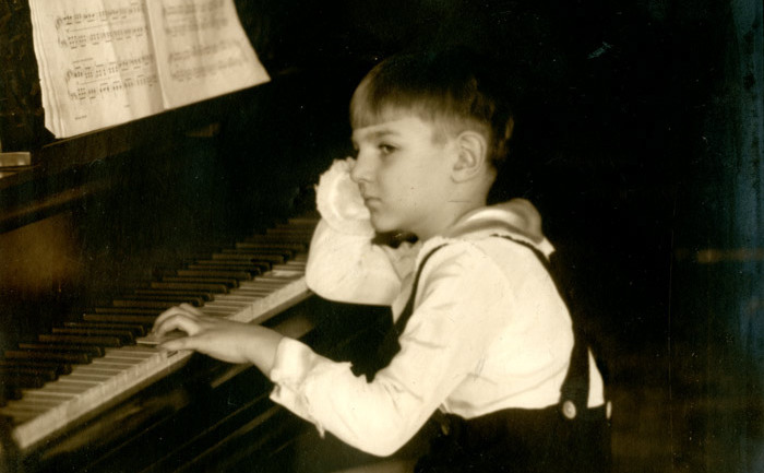 Pianistul Valentin Gheorghiu în anii copilăriei.