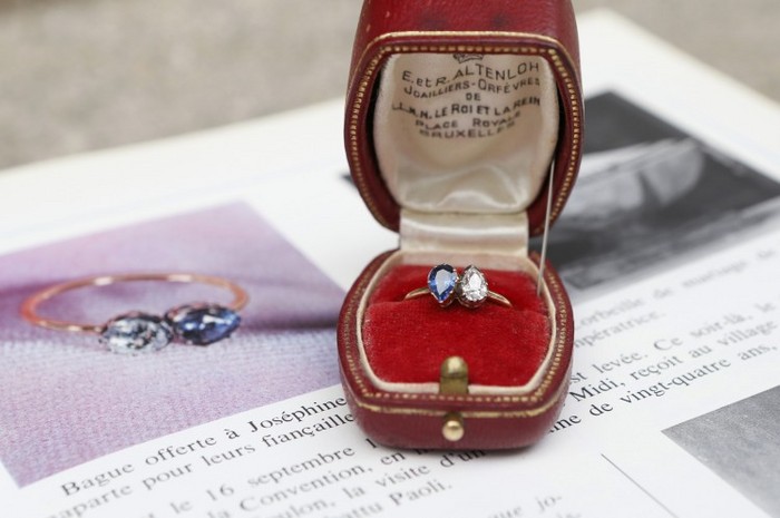 Inelul de logodnă cu diamant si safir dat de Napoleon Bonaparte lui Josephine de Beauharnais este expus pe 22 martie 2013, în Fontainebleau, în afara Parisului (Patrick Kovarik / AFP / Getty Images)
