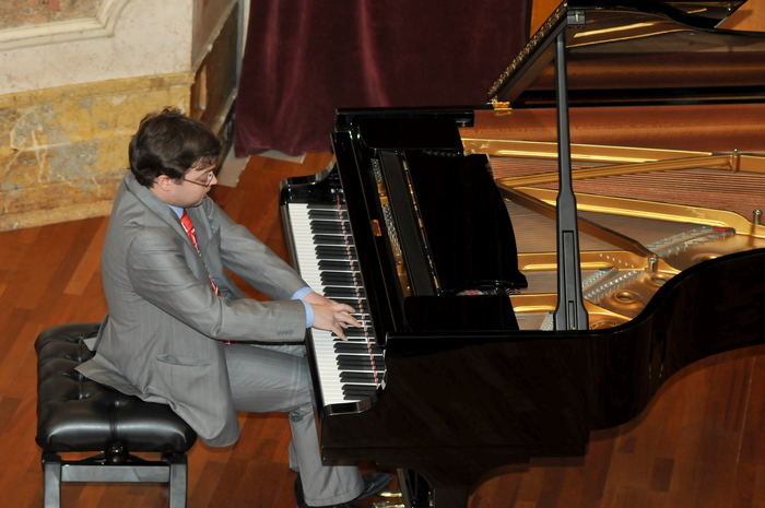 ” George Enescu-promotor al copiilor minune ” expoziţie şi moment muzical. În imagine,  Andrei Licareţ-pianist