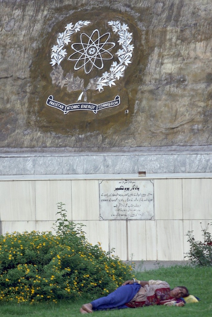 O replica a muntelui Chaghi, unde Pakistanul şi-a desfăşurat primele sale teste nucleare explozive, la Islamabad, 24 iulie 2006. Autorităţile pakistaneze au convenit recent ca regimul chinez să le construiască un alt reactor nuclear, încălcând astfel instrucţiunile internaţionale.
