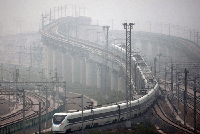 Un tren de mare viteză pleacă din Gara Feroviară Hongqiao din Shanghai într-un test în 2011. Primul proiect feroviar arctic de mare viteză al Chinei funcţionează cu mult sub viteza aşteptată, din cauza problemelor de construcţie rezultate din corupţie.