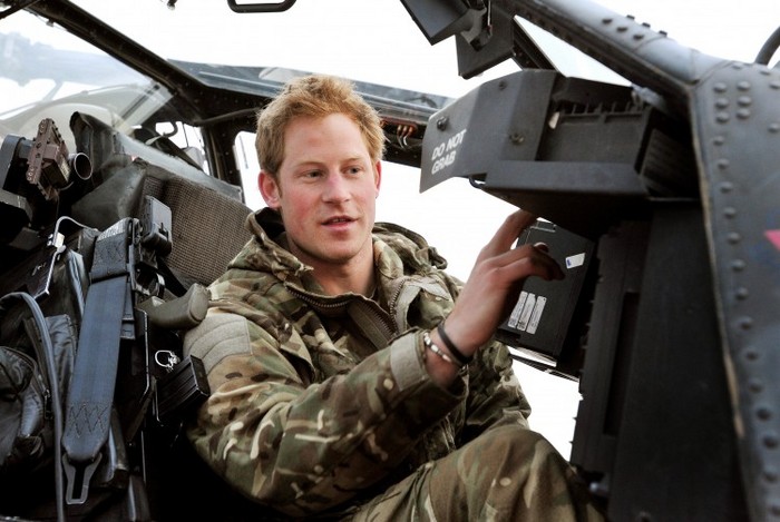 O fotografie de arhivă a Prinţului Harry, sau Căpitan Wales, aşa cum este cunoscut în armata britanică, facând primele pregătiri dimineaţa înainte de zbor, la Camp Bastion în sudul Afganistanului (John Stillwell / PA Wire Press Association)