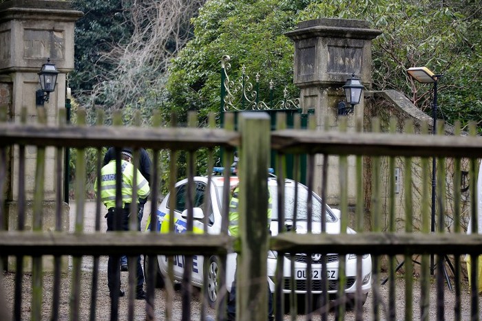 Poliţia sigilează porţile casei oligarhului rus Boris Berezovsky după ce a acesta a fost găsit mort pe 24 martie 2013, în Sunningdale, Anglia.