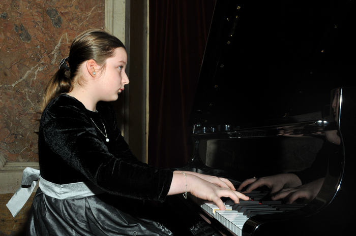 ” George Enescu-promotor al copiilor minune ” expoziţie şi moment muzical. În imagine, Sânziana Voinea Manea-pianistă