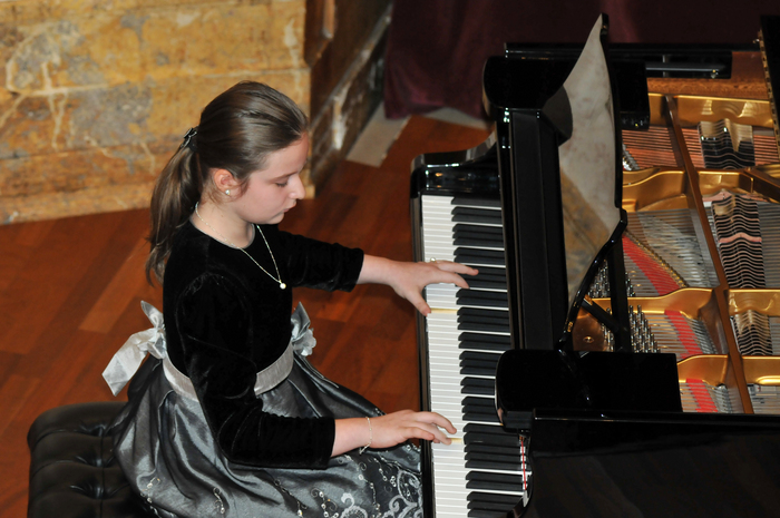 ” George Enescu-promotor al copiilor minune ” expoziţie şi moment muzical. În imagine, Sânziana Voinea Manea-pianistă