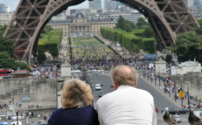 Cuplu de turişti admirând Turnul Eiffel din Paris