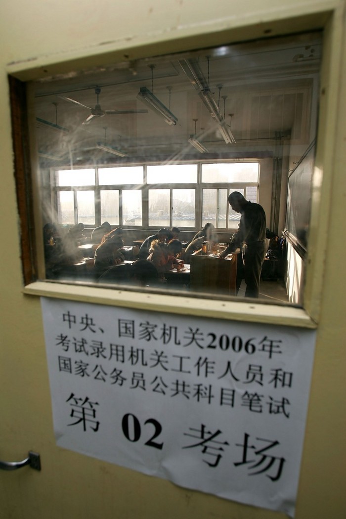 Participanţii la examenul naţional de calificare a funcţionarului public, în anul 2005, la Beijing. Blogerii au criticat vastele beneficii oferite de birocraţia chineză.