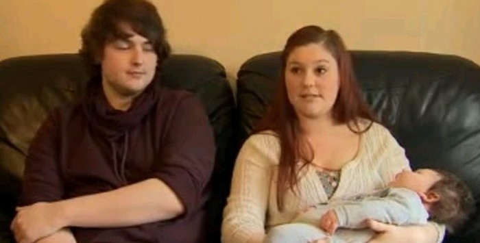 O imagine de la BBC prezintă părinţii Jade Packer şi Ryan King împreună cu bebeluşul George.