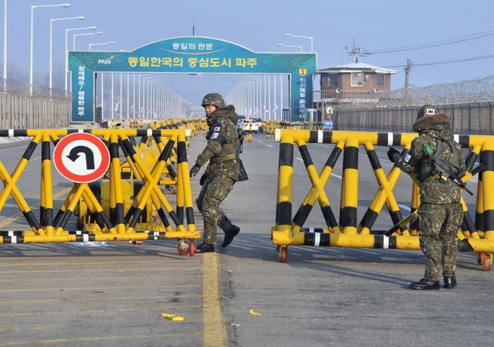 Soldaţii sud-coreeni au ridicat baricade vizavi de Complexul industrial Kaesong din Coreea de Nord pe 13 februarie.