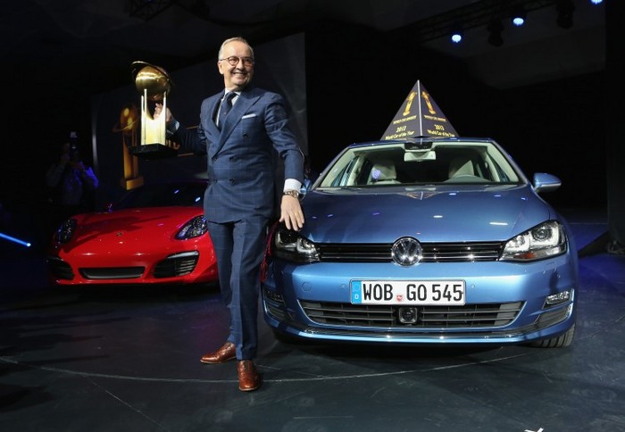 Designerul şef al Volkswagen, Walter de Silva, ţine un trofeu după ce Volkswagen Golf a fost numit maşina anului la Salonul Auto de la New York, pe 28 martie.