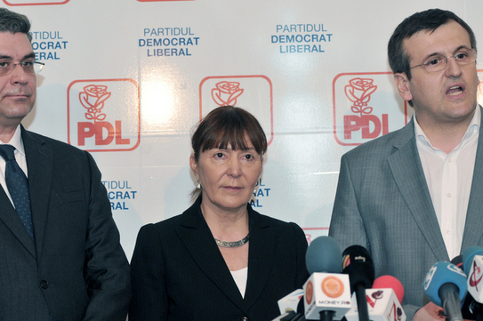 Monica Macovei, moţiunea ” Reformiştii ”, candidatură la preşedinţia PDL. În imagine, Teodor Baconschi, Monica Macovei, Cristian Preda (Epoch Times România)