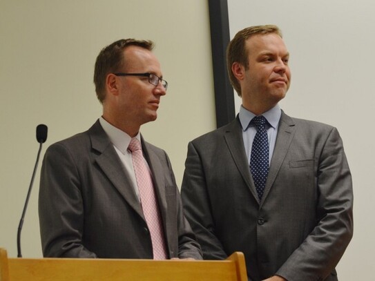 Parlamentarii Jamie Parker (D) şi David Shoebridge în Parlament după o dezbatere despre recoltarea de organe şi practicile de abuz de transplant în China (Sonya Bryskine / The Epoch Times)