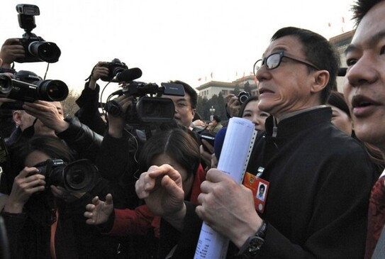 Jackie Chan, a fost înconjurat de reporteri, pe fondul prezenţei lui CPPCC (STR / AFP / Getty Images)