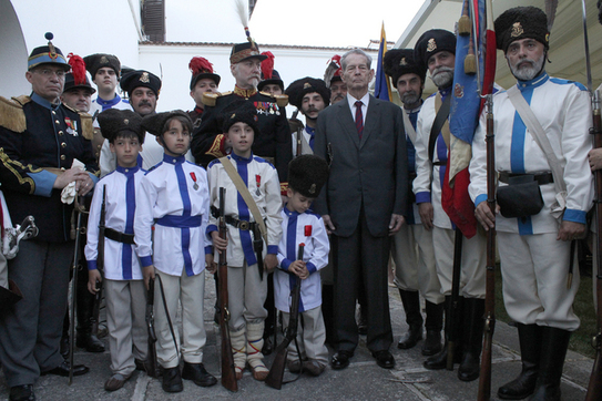 În jurul Majestăţii Sale Regelui Mihai I şi a drapelului, la Palatul Elisabeta (Asociaţia 6 Dorobanţi)