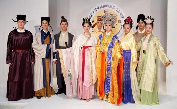 Manechine prezintă costume tradiţionale chinezeşti, câştigătoare la a treia ediţie a Concursului Internaţional de design „Han Couture” organizat de televiziunea NTD. (Dai Bing/The Epoch Times)