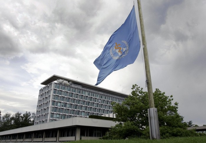 Pavilionul Organizaţiei Mondiale a Sănătăţii (OMS) flutură în faţa sediului OMS din Geneva, la 22 mai, 2006. Organizaţia Mondială a Sănătăţii "monitorizează îndeaproape situaţia" din China.