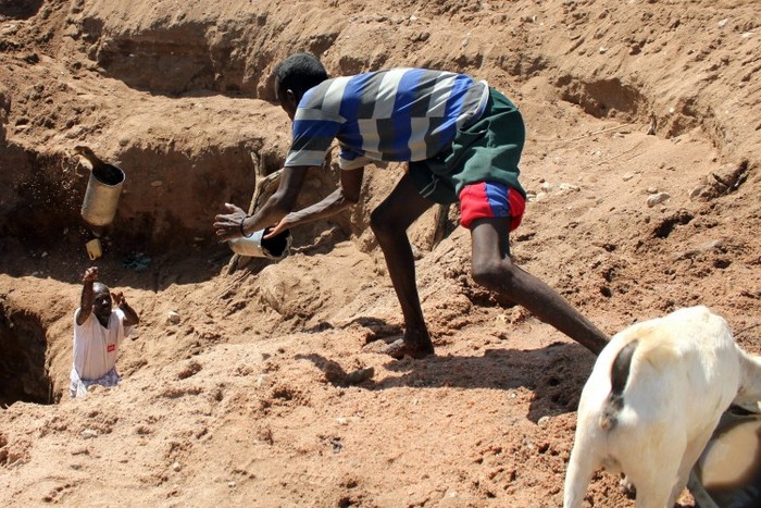 Barbaţii scot apa dintr-o groapă în regiunea somaleză, Gogti din Etiopia.
