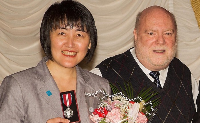 Cindy Gu, preşedinte şi editor şef al ziarului The Epoch Times Canada, a  fost distinsă joi noaptea cu premiul Jubileul de Diamant al Regina  Elisabeta a II, împreună cu Sanderson Layng, Preşedintele Centrului Canadian pentru  Conştientizare a Abuzurilor (CCAA)