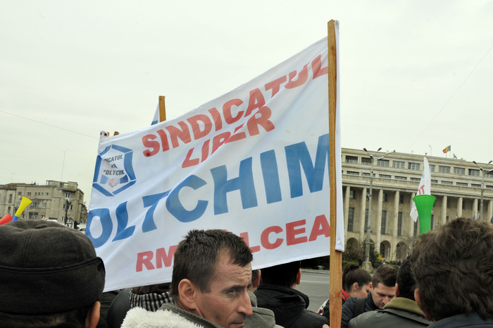 Miting de protest, salariaţi OLTCHIM, în Piaţa Victoriei la Guvern