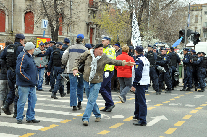 Protestatarii revoluţionari s-au alăturat celor de la OLTCHIM (Epoch Times România)