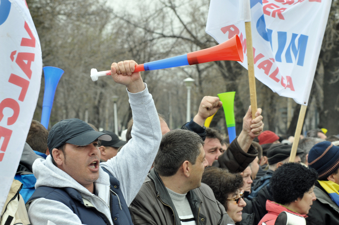 Miting de protest, salariaţi OLTCHIM, în Piaţa Victoriei la Guvern (Epoch Times România)